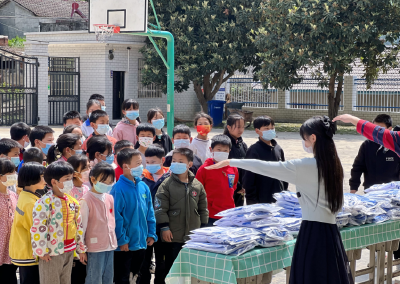 青峰陡口小学：爱心善举显真情，捐赠校服暖人心