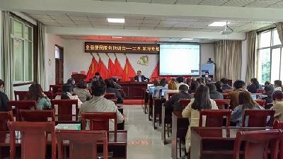 县行政审批局深入大木姚坪开展业务工作