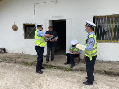 窑淮镇民警开展入户走访宣传活动