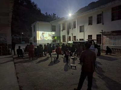 姚坪乡虎尾沟村：优秀电影进乡村  丰富群众夜生活
