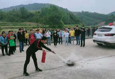 青峰镇：深入辖区企业开展消防培训演练