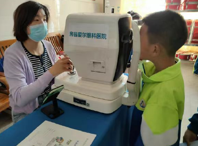 军店小学：开展视力普查进校园活动