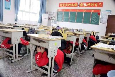 县实验中学开展地震应急疏散演练安全教育活动