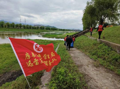 房县应急管理局：开展清捡垃圾美化环境志愿服务活动