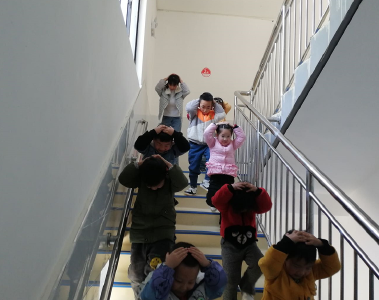 野人谷镇中心幼儿园：开展防震减灾逃生疏散演练活动