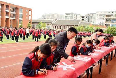 房县天明小学开展防震减灾疏散演练和防溺水演练