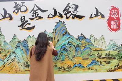 思源实验学校：巧手书绘防护板  传播文明新风尚