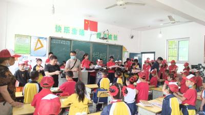 河兴小学：开展“爱心妈妈”与留守儿童结对仪式