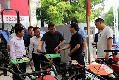 省农业农村厅来房县调研“三夏”农机化重点工作  