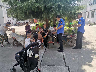 房县城管：开展垃圾分类入户宣传