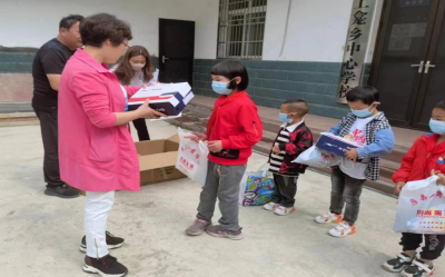 县自然资源和规划局党员干部下基层，抚慰留守儿童心