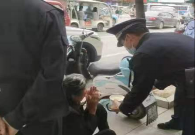 暖心！老人街头迷路 城管出手相助