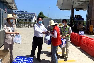 丁选清邹莉对疫情防控一线人员进行慰问  