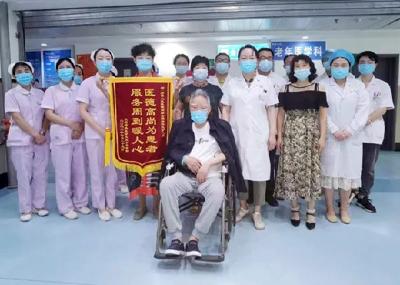 致敬清廉医德：97岁抗战老兵为医护人员送锦旗