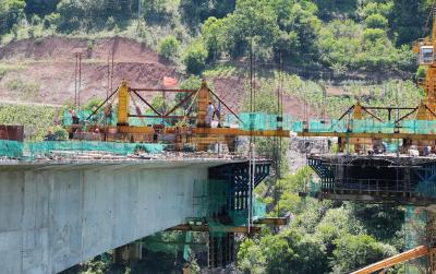 县交通运输局：高温下坚守一线 冲刺黄坪堵河大桥合拢