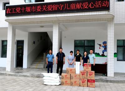 市政协到大木厂镇开展“关爱留守儿童献爱心”活动