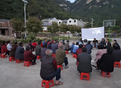 房县姚坪乡:电影下乡，守好群众养老“钱袋子”
