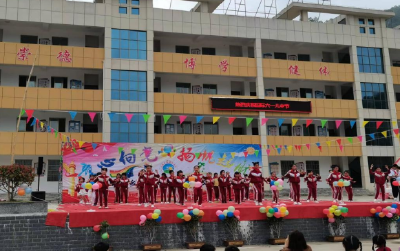 万峪小学：举办“欢庆六一 彩色童年”活动