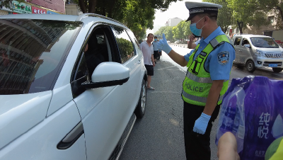 房县交警大队联合寿康永乐开展“你礼让我送礼”不礼让斑马线整治曝光行动