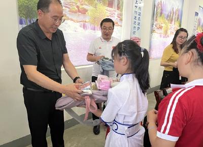 房县总工会:情暖童心 伴爱成长