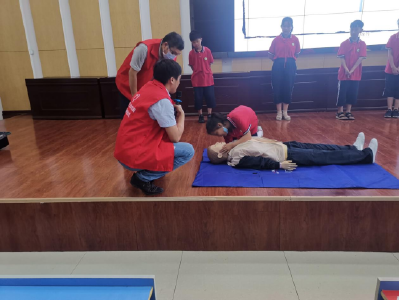 “保护未成年人”：县保健院公益课堂进校园