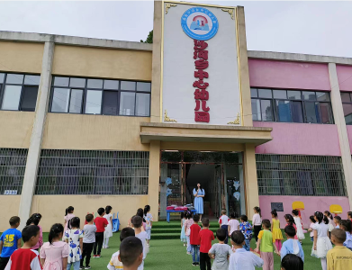 爱心企业进校园 捐赠园服暖人心——沙河乡中心幼儿园举行园服捐赠仪式