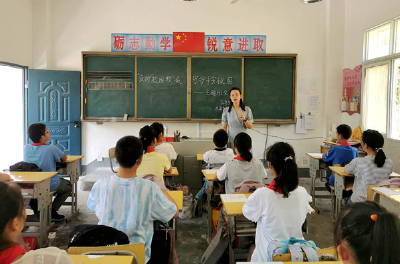 九道乡关坪小学开展了“反对校园欺凌 守护平安校园”主题班会活动