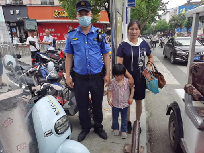 两岁女童走失街头  房县城管出手相助