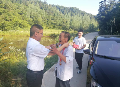 白鹤镇庆“七•一”系列活动之  七一慰问老党员 不忘初心送关怀   