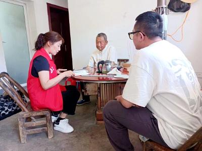 房县司法局开展支部连支部“下察解暖”活动