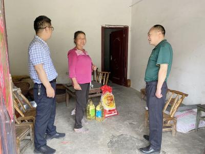 房县行政审批局扎实开展下基层察民情解民忧暖民心实践活动