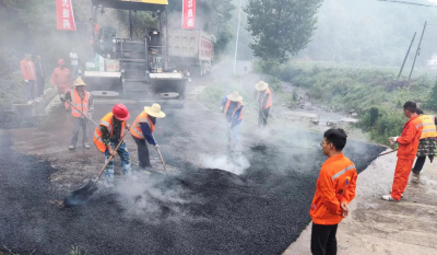 门古寺镇：黑化村级路面 助力乡村振兴
