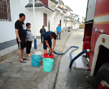 房县消防救援大队：送水解民忧  滴滴“甘露”暖人心