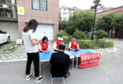 房县人民法院防范“养老诈骗”宣传进小区