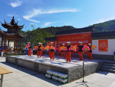 野人谷镇“一演一展一送”庆“七一”