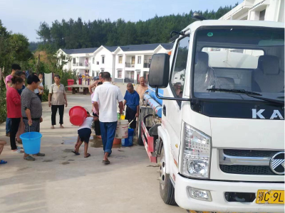 尹吉甫镇：关爱之水送上门
