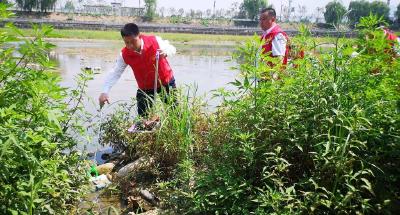 房县干群齐上阵 清捡垃圾美家园
