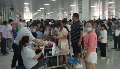 房县农商行军店支行到县二中开展“下基层察民情解民忧暖民心”上门代收学费实践活动