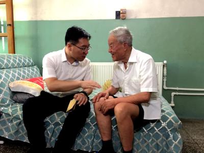 高勇走访慰问老党员、优秀党务工作者和困难党员