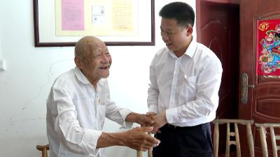 纪道清看望慰问老党员和优秀党员