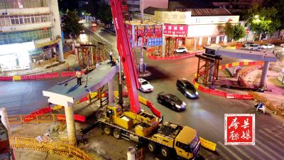 重要进展！房县十字街人行天桥进入上部钢箱梁安装施工阶段