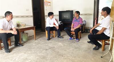 邓紫微走访慰问困难党员、优秀党员