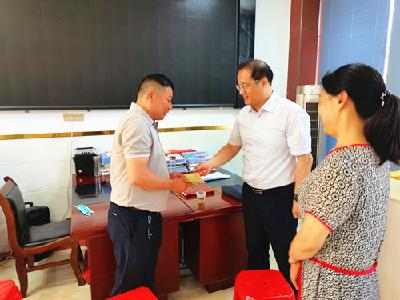 城关镇心系党员送关怀“七一”慰问暖人心