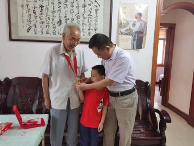县职校开展“光荣在党50周年”纪念奖章颁发活动