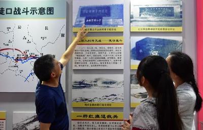 县实验小学：别样主题党日 参观红色教育基地