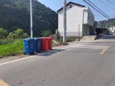 万峪河乡集镇垃圾桶安放在家门口