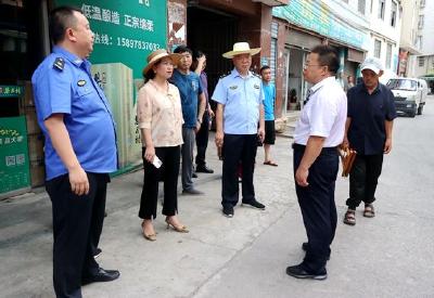 邹莉深入县实验中学指导文明县城创建工作