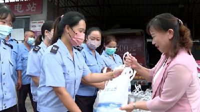 邹莉走访慰问一线劳动者 开展“送清凉”活动