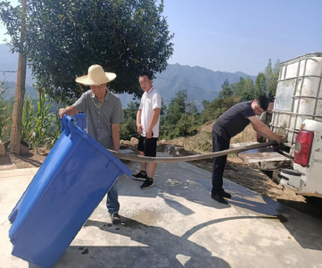 市经信局驻村工作队：送水上门 为民解忧