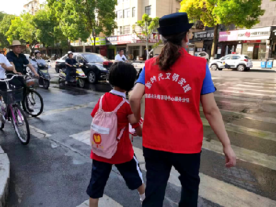 【创文进行时】城管蓝辉映志愿红 调出文明新底色